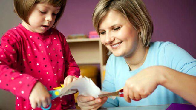 Мама с ребенком лепят из пластилина. Творческие занятия для детей. Сделайте вместе с детьми. Творчество детей и родителей. Родители и дети.