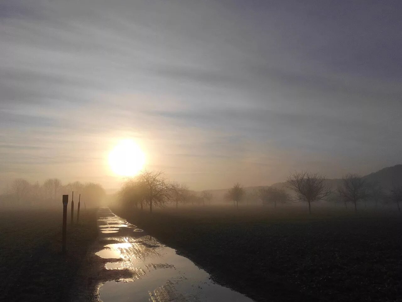 Стояло раннее утро солнце освещало. Мистическое утро. Таинственное утро. Далеко туман. Таинственное утро фото.