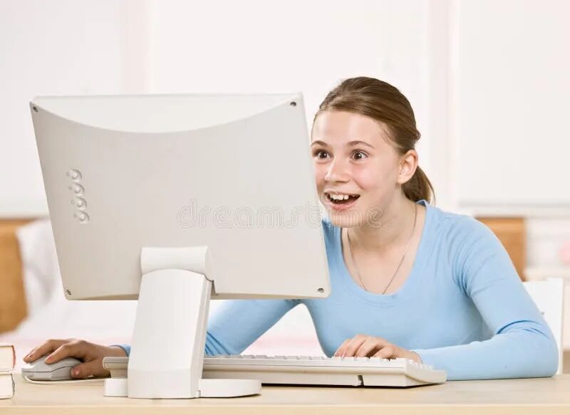 Девочка над компьютером. Молодая девочка за компьютером. Девушка сидящая за компьютером затылком. Девушки за компьютером Эстетик.