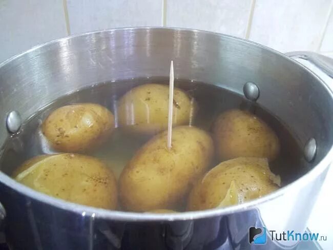 Картофель в мундире в кастрюле. Варка картофеля в кастрюле в мундире. Картошка варится. Картофель вареный в мундире.