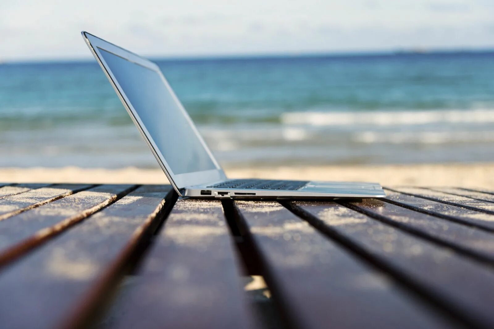 Ноутбук на фоне моря. С ноутбуком на море. С ноутбуком на пляже. Море пляж ноутбук. Ноутбук travel