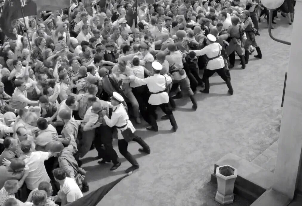 Демонстрация в новочеркасске 1962 год. Новочеркасский бунт 1962. Демонстрация рабочих в Новочеркасске 1962. Новочеркасск 1962 расстрел рабочих.
