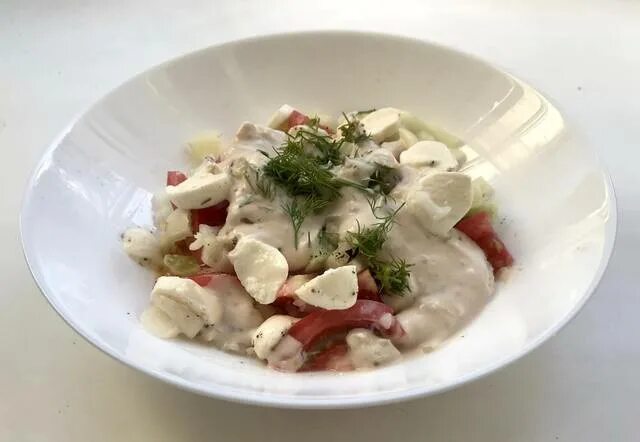 салат огурцы помидоры со сметаной. не калорийный салат из капусты. калории в салате помидоры огурец со сметаной. салат со сметаной и овощами. салат зеленый калорийность.