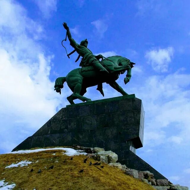 Салават юлаев домашние. Статуя салавата юлаева в уфе. памятник салавату юлаеву. башкортостан салават юлаев памятник. салават юлаев герой башкортостана.