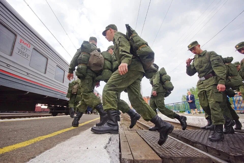 Проводы новобранцев в армию. Призыв в армию. Солдаты в поезде. Военная служба дембель.