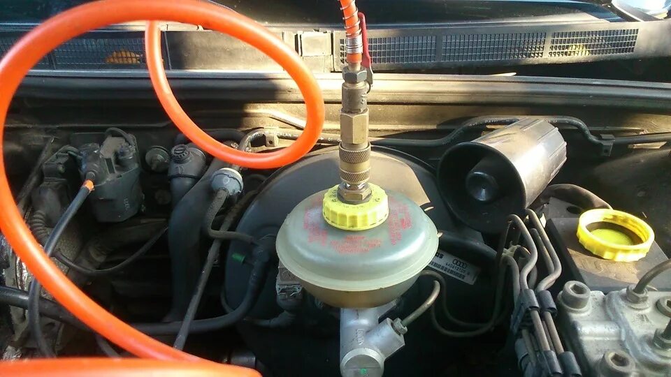 Резервуар для накачки давления для топлива. Прокачка под давлением. Контроль системы охлаждения двигателя. Прокачка под давлением. Прокачка под давлением.