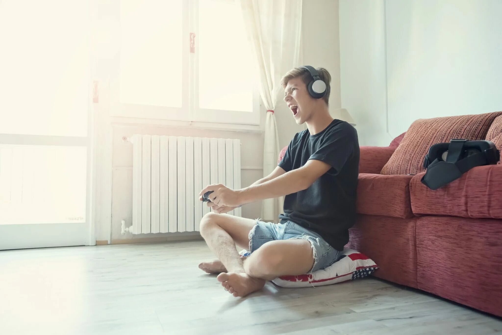 Сидит с джойстиком. Сидит с джойстиком креатив. Boy playing ps4. Фото человека играющего в ПС 4.