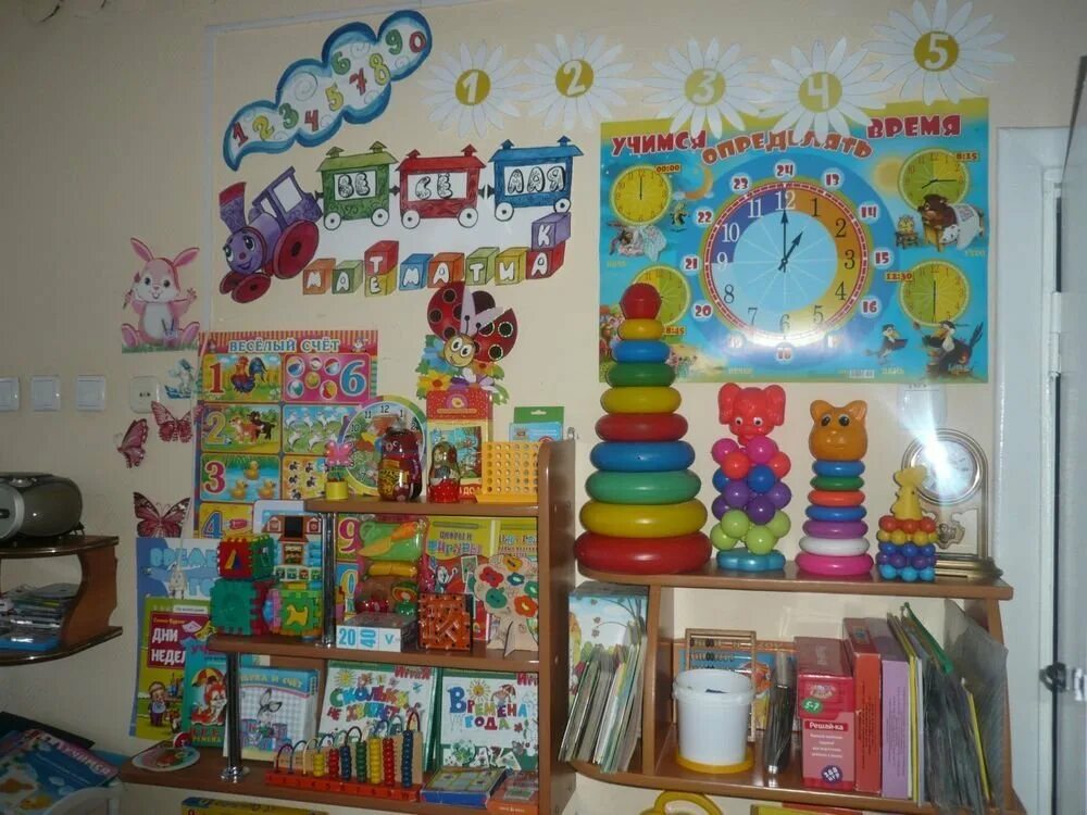уголки в детском саду. математический уголок в детском. уголок математики в старшей группе детского сада. математический уголок в детском. математический уголок в детсаду.