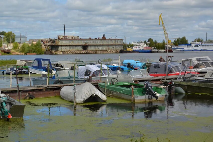 Река кама чистополь. Лодочная чистополь. Чистополь лодочная станция сверху. Лодочная станция восток чистополь. Лодочная станция красноярск.
