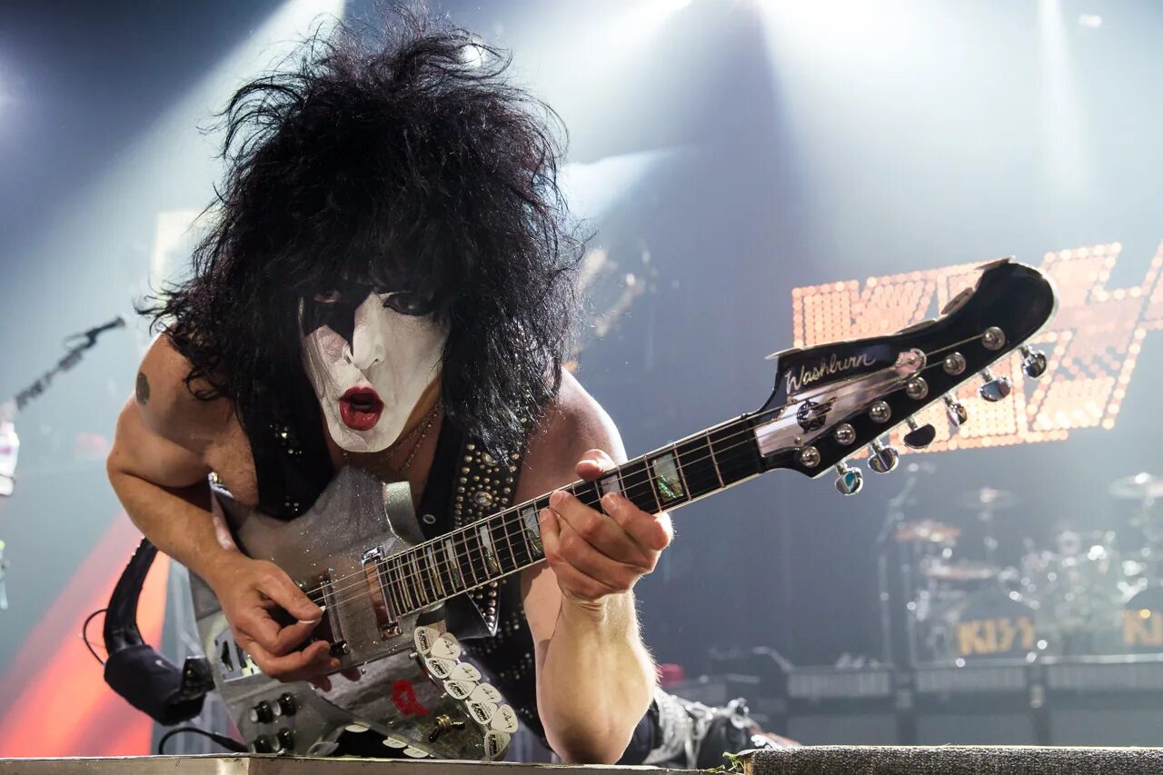 Paul stanley live. Пол стэнли. пол стэнли гитара. солист группы кисс пол стэнли. paul stanley 2005.