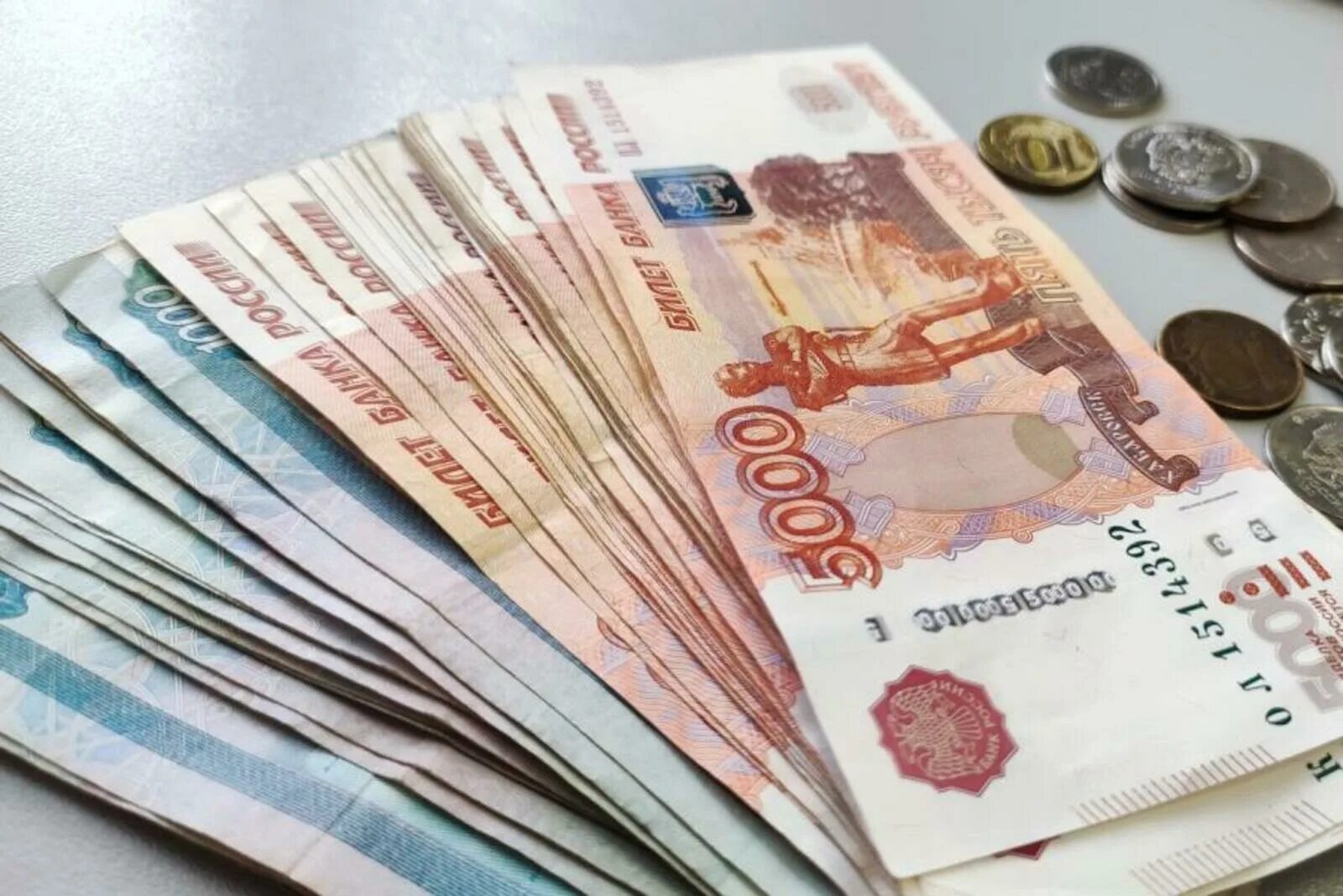 Пенсии повышение с 1 февраля 2023. Пособия 18 тысяч. Денежные выплаты. Выплата денег. Пособия 18 тысяч.