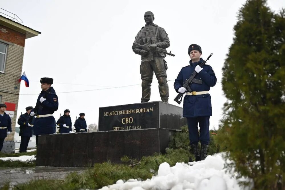 Фото слава участникам сво В Каменске-Шахтинском открыли Аллею Славы героев СВО