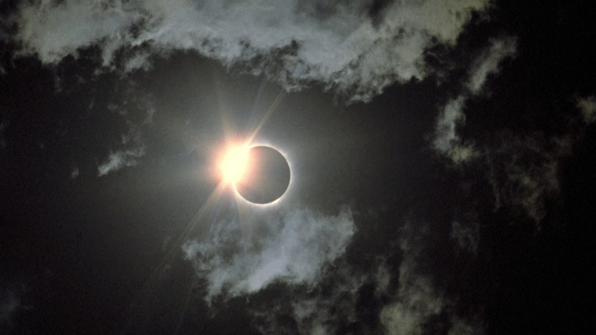 Затмение в ближайшее время. Eclipse solar затмение. кольцевое солнечное затмение. кольцеобразное затмение солнца. солнечное затмение 20 апреля 2025 года.