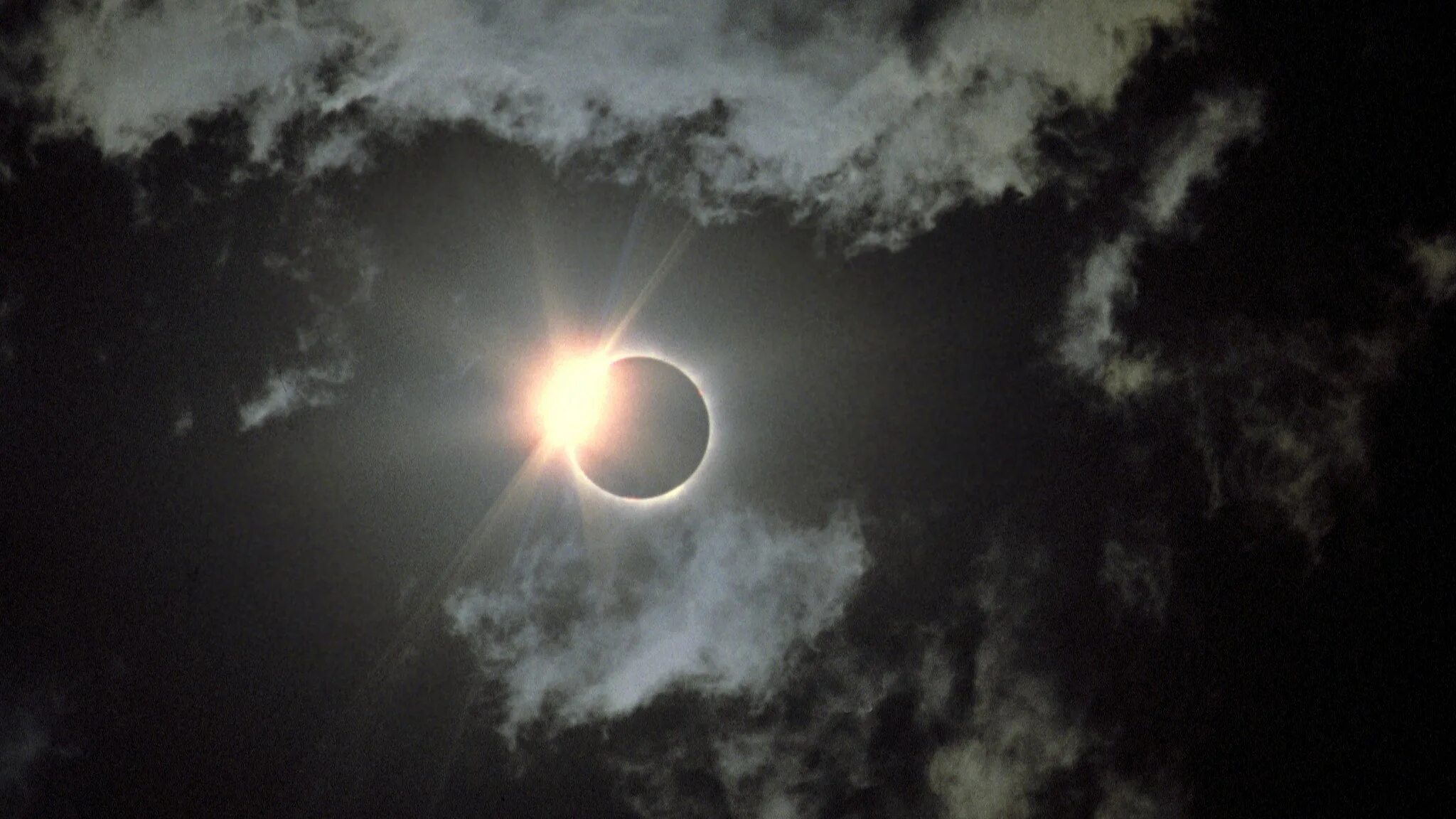 Солнечное затмение 2024 8 апреля фото. Eclipse Solar затмение. Кольцевое солнечное затмение. Кольцеобразное затмение солнца. Солнечное затмение 20 апреля 2023 года.