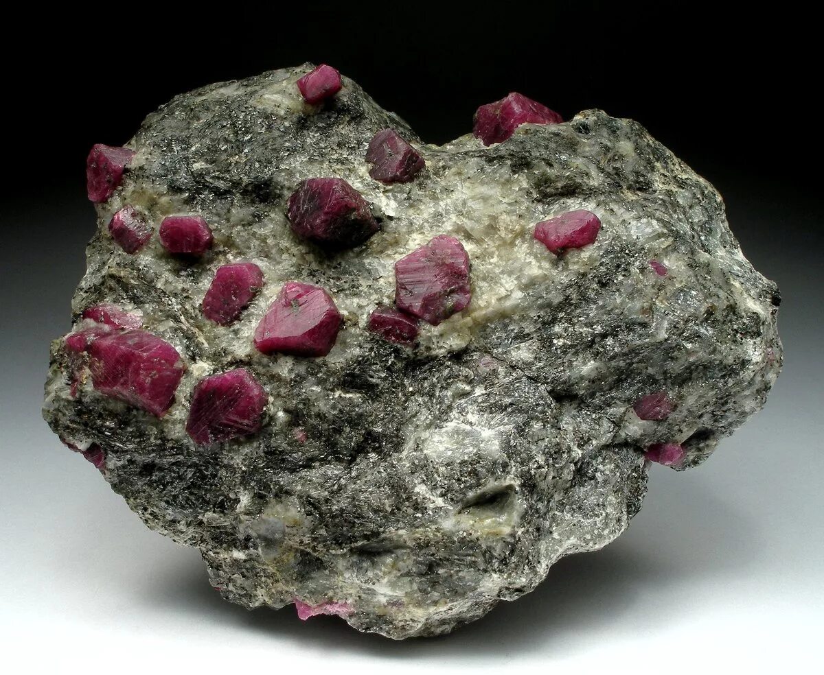 Рубин камень. Минералы: сапфир, яхонт, рубин. Яхонтовый это. Красный корунд рубин. Яхонт рубин и сапфир.