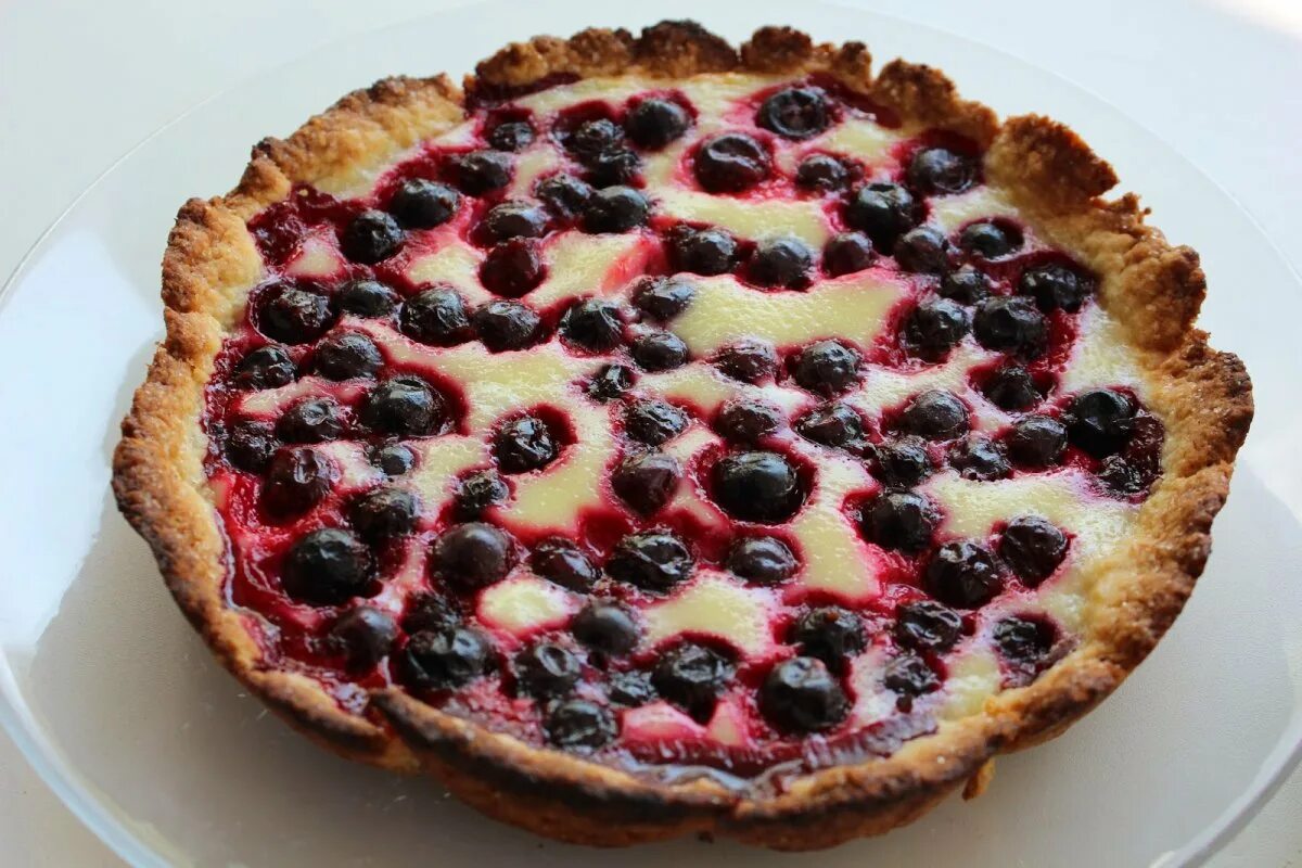Пирог с ягодами замороженными в духовке заливной. Пирог с ягодами замороженными в духовке заливной. Заливной пирог с ягодами. Песочный пирог с черной смородиной замороженной. Шарлотка с ягодами.