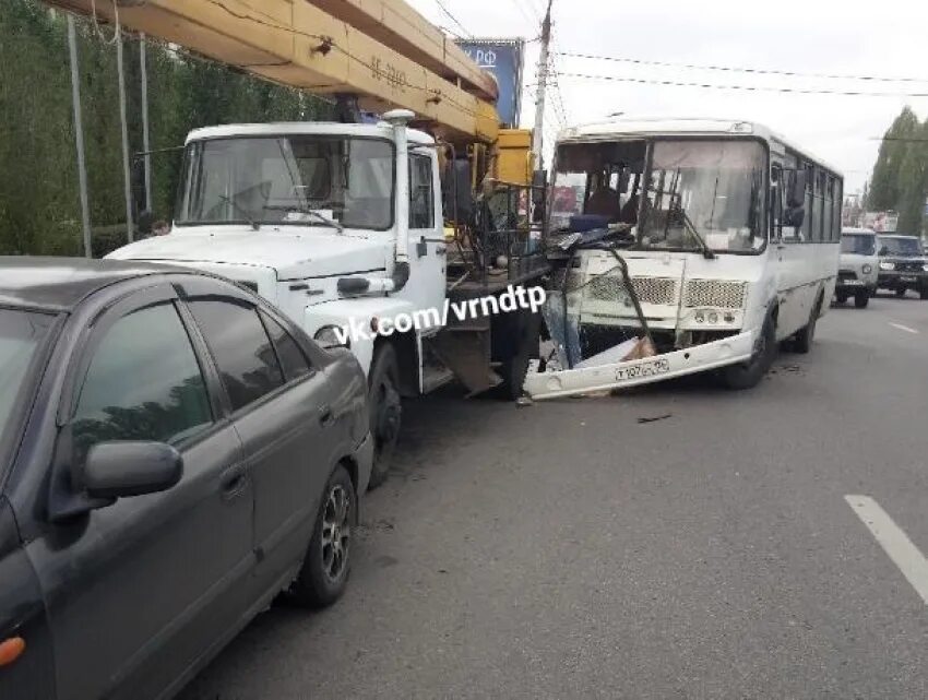 Остужева воронеж маршрутки. Авария в воронеже на остужева. дтп автобуса на остужева. дтп на остужева воронеж вчера.