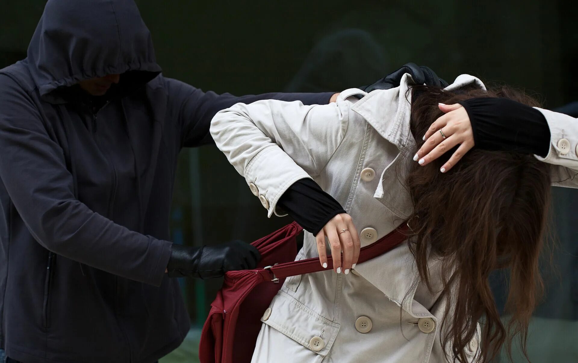 Человека грабят. Корыстная преступность. Человека грабят. Вооруженный разбой. Нападение совершенно.