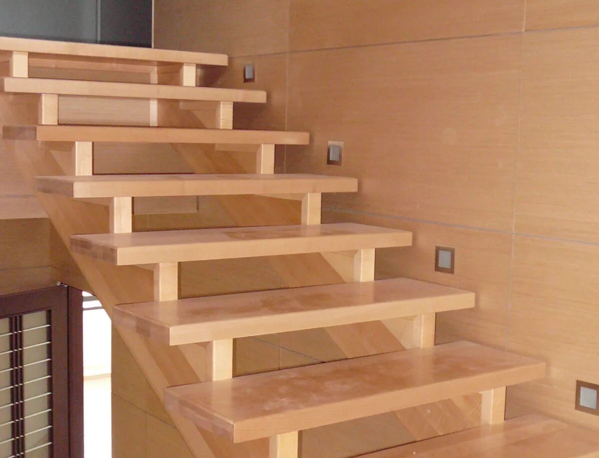 Лестница на 2 этаж на косоурах. Косоур для лестницы в 2 ступени. Лестницы деревянные на второй этаж на косоурах. Деревянная лестница на 2 этаж на косоурах. Косоур из дерева купить