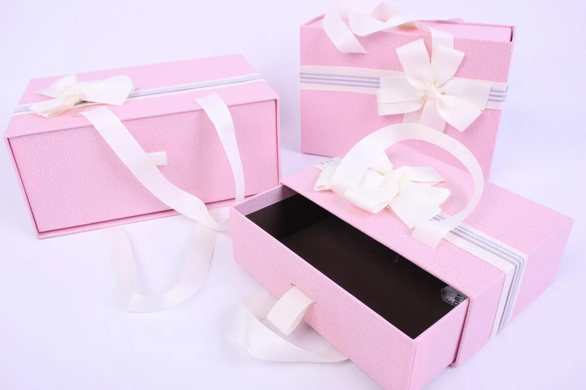 Что в коробке. Коробочка для подарка. Коробка выдвижная подарочная. Маленькая коробочка для подарка. Подарочная коробка для девочки.