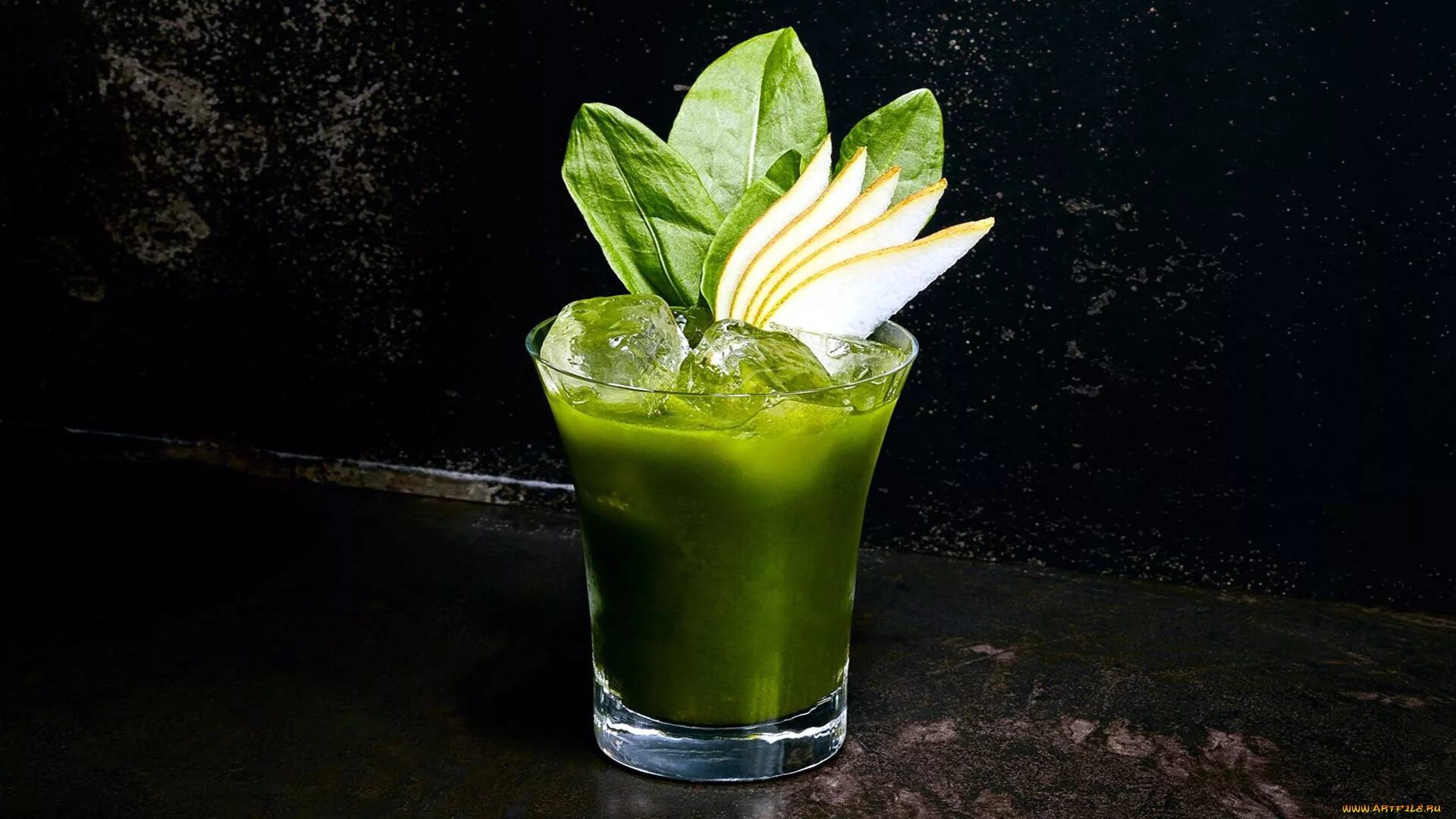 Зеленый мохито. Зеленый коктейль. Листья для коктейлей. Зеленый коктейль на черном фоне. Бамбуковый лист для коктейлей.