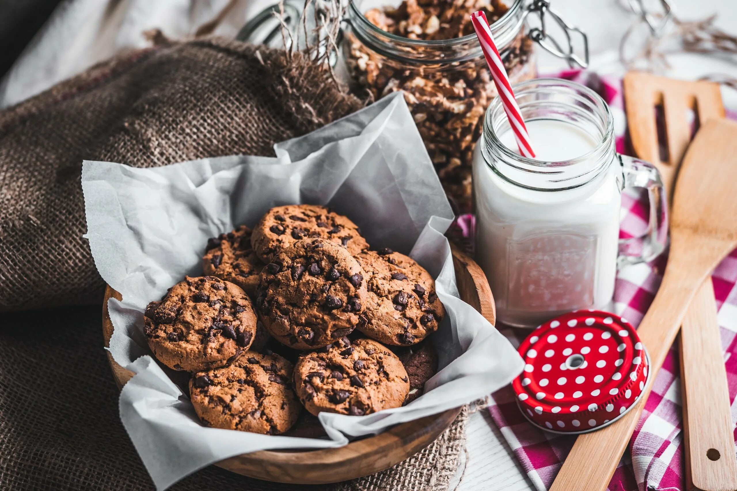 Печенье cookies с шоколадом. Американское шоколадное печенье кукис. Шоколадное овсяное печенье. Овсяное печенье с шоколадом. Овсяное печенье Эстетика.