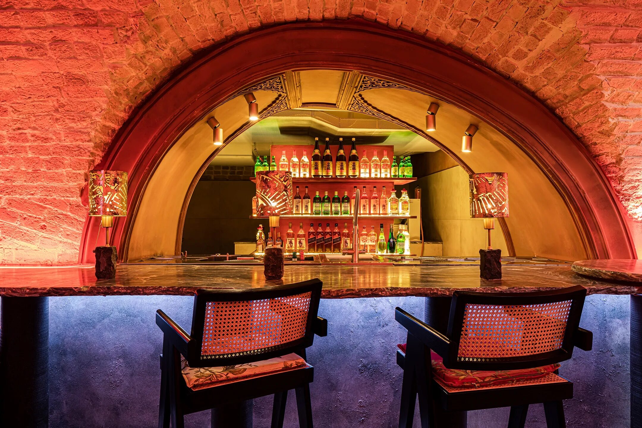 Канадский паб 1910. Улисс паб. Люди в ресторане. Винтажный бар. Ирландский паб театральная.