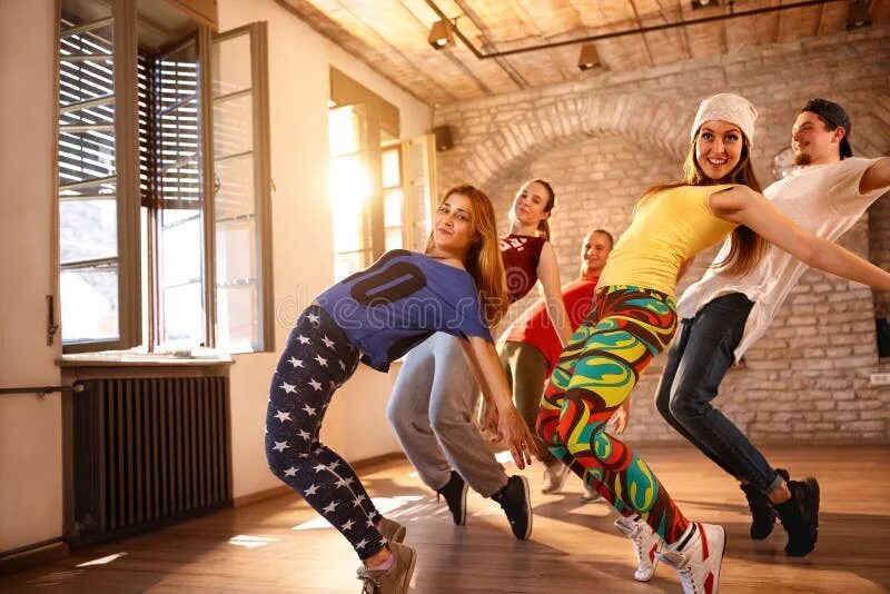 Коллектив контемпорари. Хореограф джаз фанк. Танцевальные позы. Teenager is dancing. Танец красивой студентки.