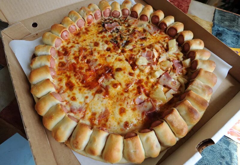 Сити пицца заказать. Сити пицца пицца с мини хотдогами. Пицца с сосисками по краям. Пицца с хотдогами по краям. Пицца с бортиками из сосисок.