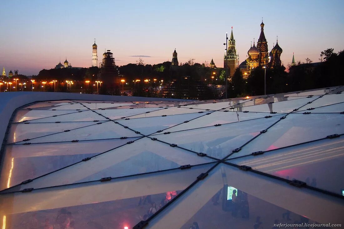 небо с облаками. парк зарядье крыша. закрытие неба над россией. закроют ли небо. зенитные фонари парк зарядье.