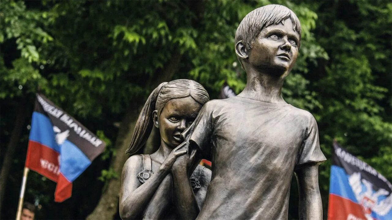 Памятник мальчик и девочка. Памятник детям донбасса в донецке. парк ленинского комсомола донецк памятник детям.