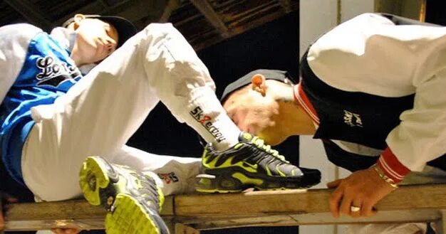 парень нюхает кроссовки парня