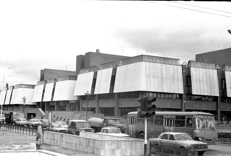 Омске е. Торговый центр в 80х Омск. Торговый центр Омск 90. Омск 1990. Омск в 80-е годы.