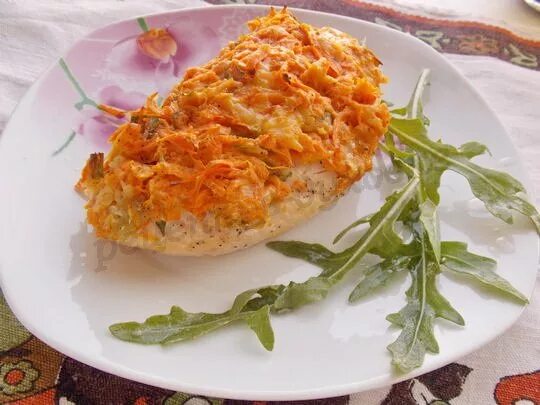 Курица запеченная с морковью. Куриное филе с морковью. отбивная с морковкой. отбивные с морковью. куриное филе в духовке с морковкой.