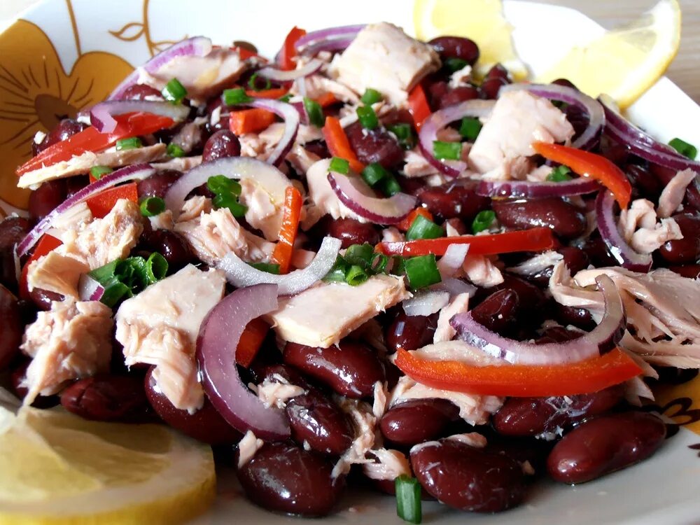 Салат фасоль мясо помидоры. Салат с красной фасолью и ветчиной. салат с фасолью и сухариками и ветчиной и помидорами. салат с фасолью и помидорами. салат с фасолью и ветчиной.