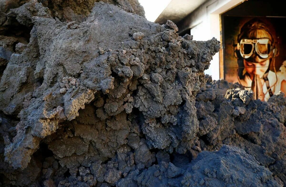 вулканический пепел. город в пепле от вулкана. остров ла пальма после извержения вулкана. вулкан способы борьбы. защита при землетрясениях извержениях вулканов.