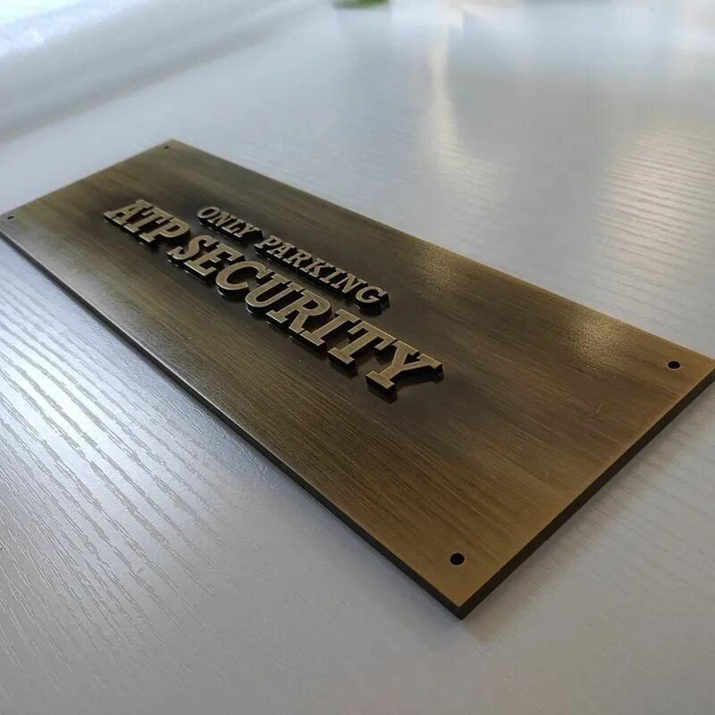 Шильд из пластика с гравировкой. Табличка с лазерной гравировкой. Металлическая табличка с гравировкой. Таблички из двухслойного пластика. Табличка с лазерной гравировкой.