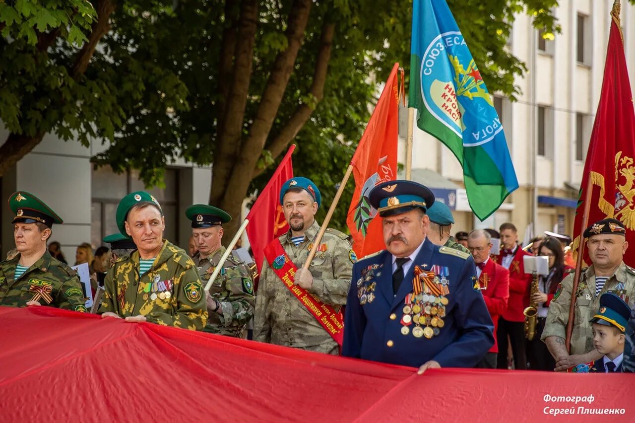 Таганрог 9 мая Бессмертный полк. Бессмертный полк в городе Таганроге. Таганрог Бессмертный полк 2022 год фотографии. Таганрог город звезда.