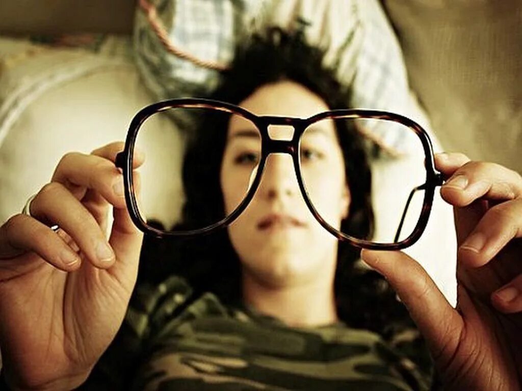 Плохое зрение форум. Очки для близорукости. Близорукость у девушки. Человек с близорукостью. Близорукие девушки в очках.