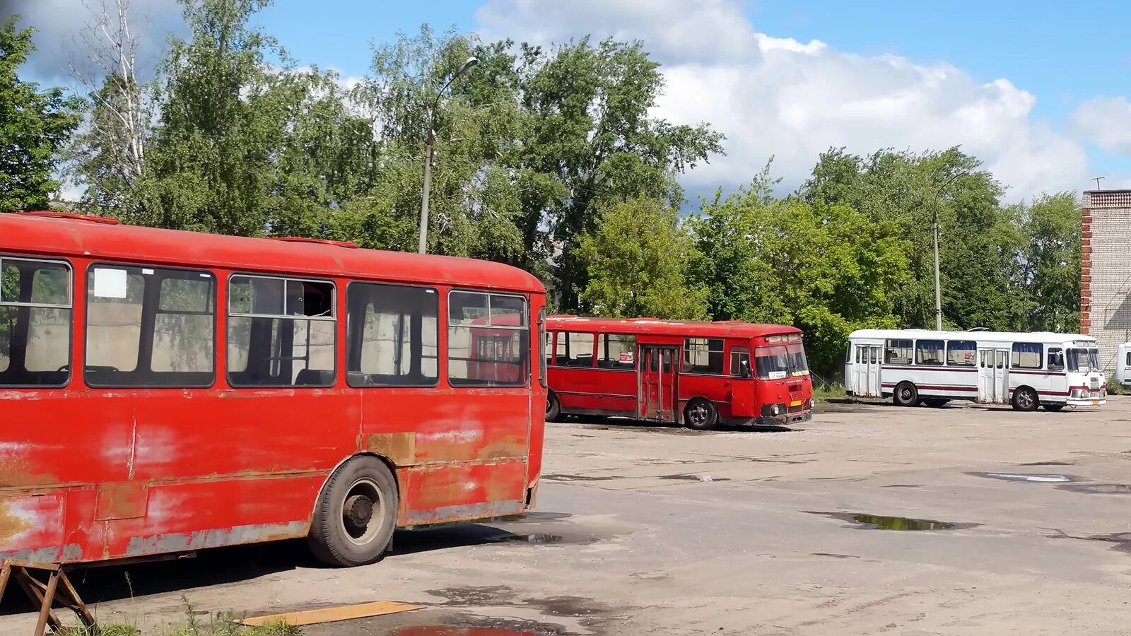 Списание автобусов. ЛИАЗ 677. ЛИАЗ 677 И Икарус. ЛИАЗ 677 списанные. ЛИАЗ 677 красный.