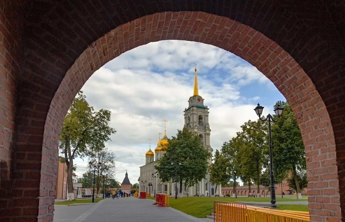 Тула кремль улица. Ворота в кремль тула. пятницкая башня тульского кремля. тульский кремль ивановские ворота. ивановские ворота коломенского кремля.