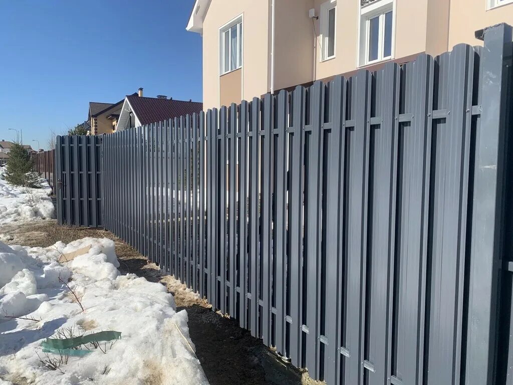 Забор из еаро штакктника. Заборы из евроштакетника чехове. Штакетник серый графит 7024. Забор из металлического штакетника. Заборы в чехове.