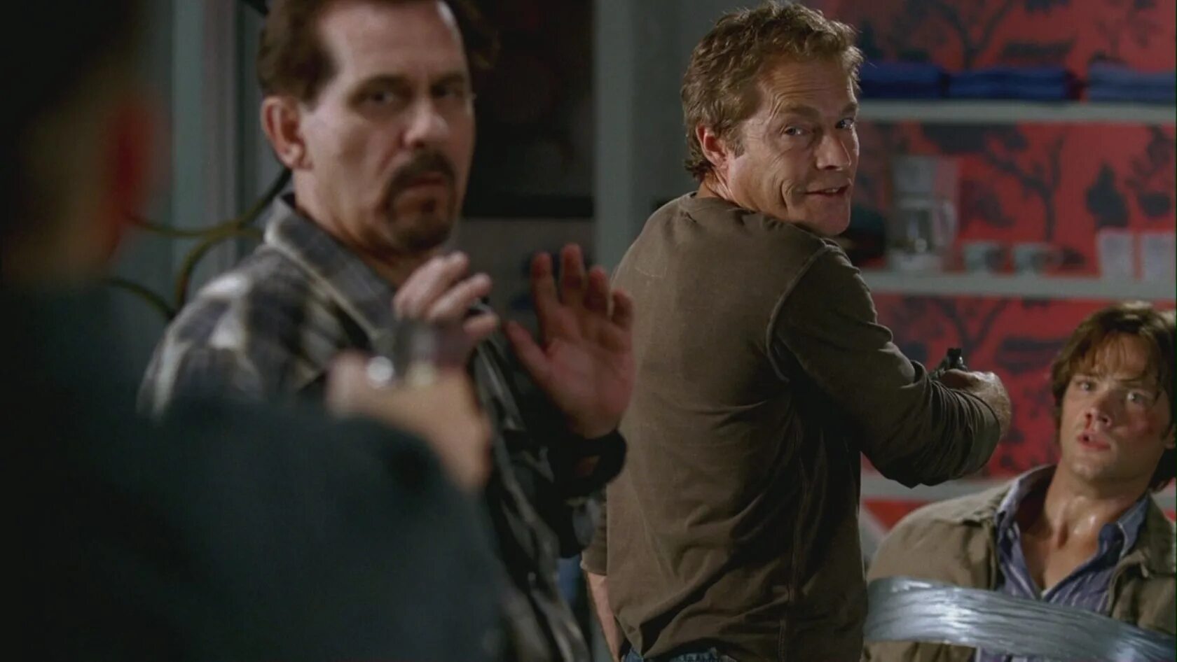 кроличья лапка талисман на удачу. сверхъестественное кроличья лапка. сэм винчестер я ботинок потерял. сверхъестественное кроличья лапка. лорен коэн сверхъестественное.