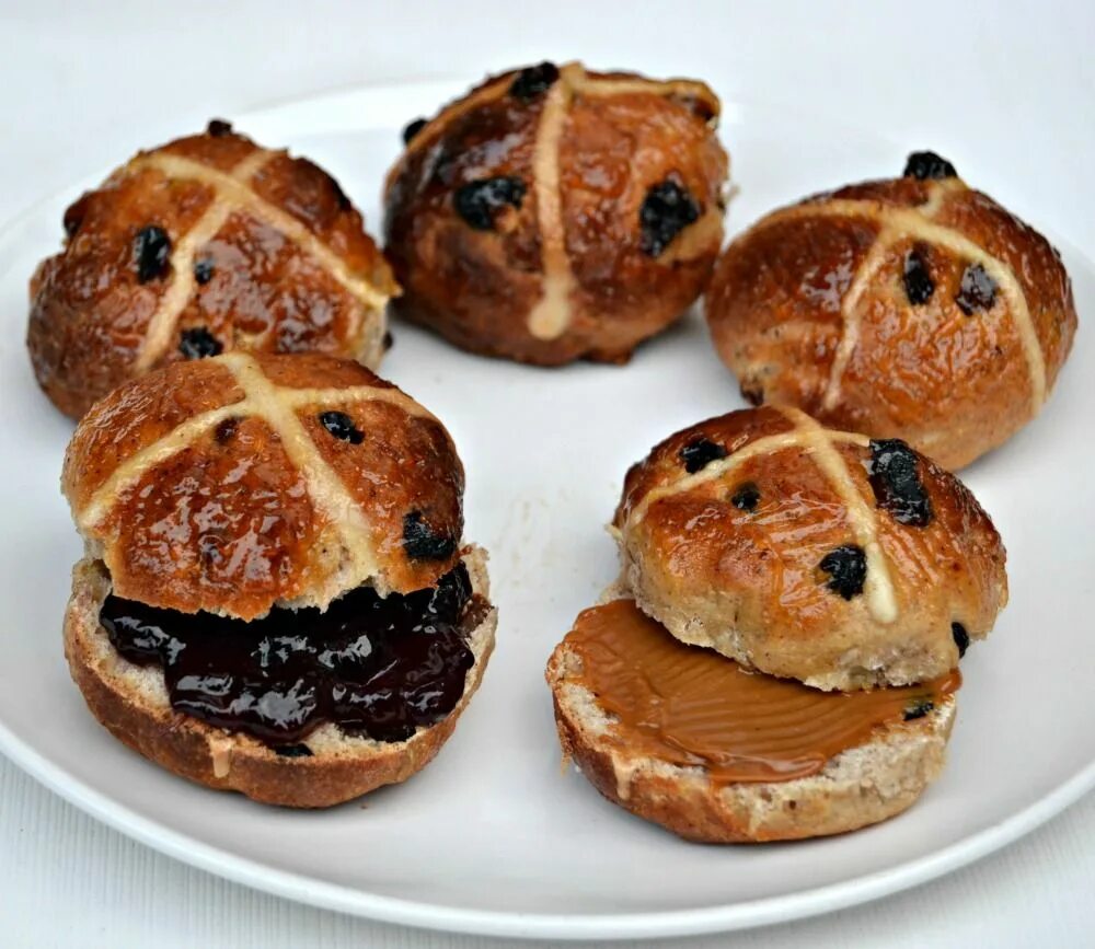 Sweet buns. Крестовая булочка. Крестовые булочки в Великобритании. Пасхальные крестовые булочки. Корзинка с булочками.