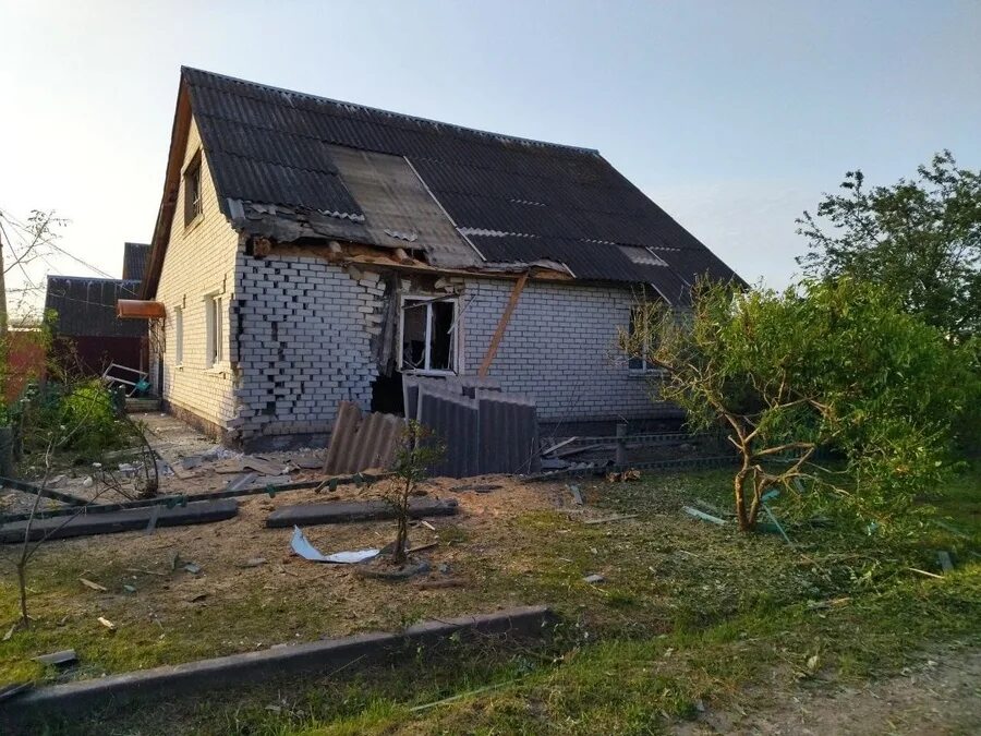 Обстреляли поселок суземка. Обстрел суземки брянская сегодня. Разрушенный дом. Обстрел суземки брянская сегодня. Обстреляли поселок суземка.