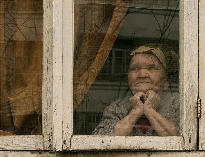 Пенсионеров кинули. Бабушка у окна. Бабка в окне. Старушка у окна. Бабушка в окошке.