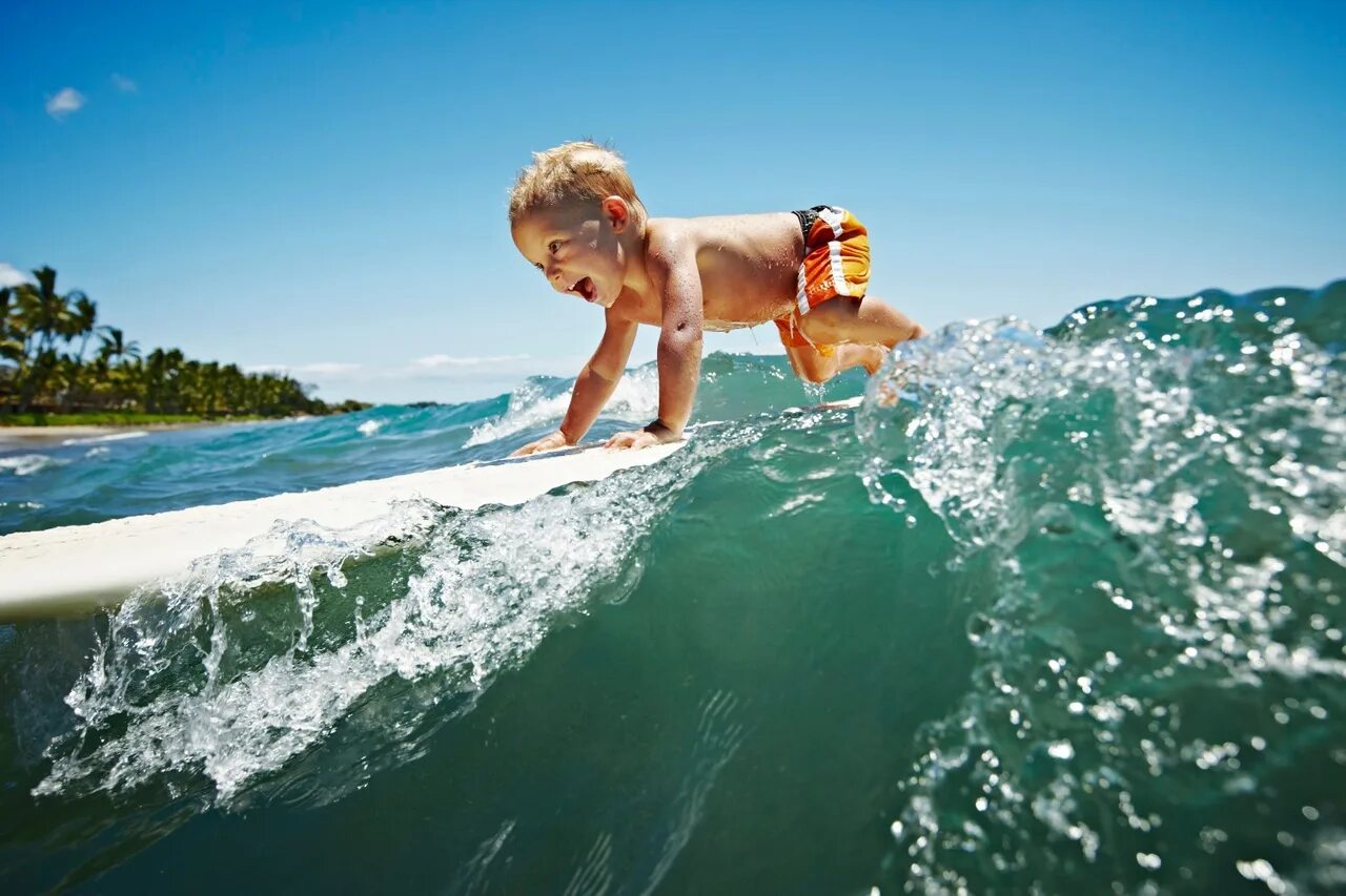 Дети на море. Ребенок на серфе. Океан для детей. Лето дети море.