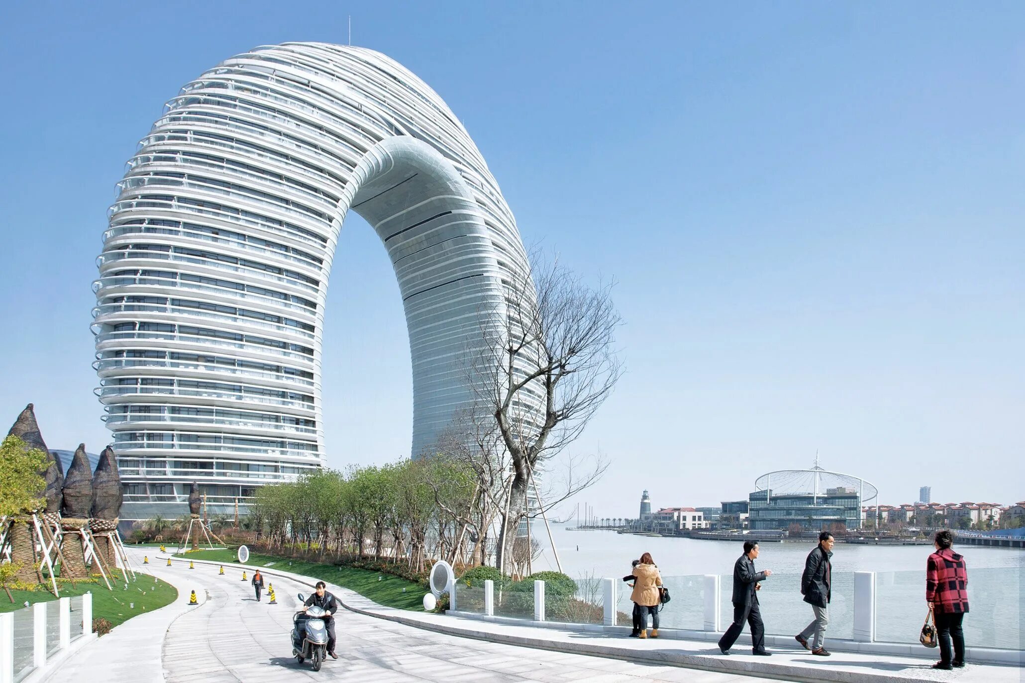 Архитектура Шератон Хучжоу. Отель Sheraton Huzhou, Китай. Отель «Шератон Хучжоу» в Китае. Здание отеля Sheraton в Хучжоу.