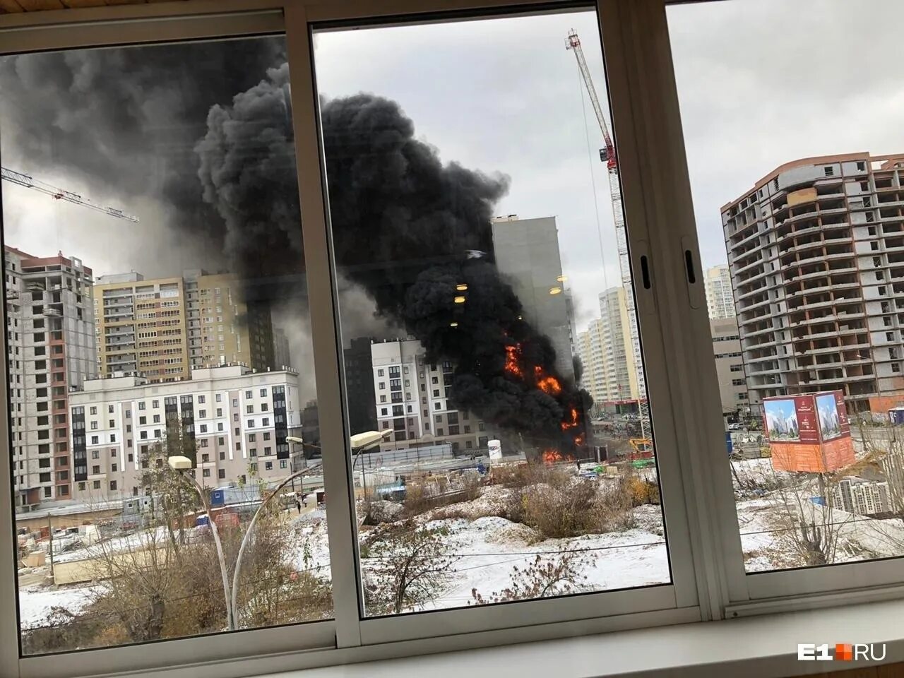 Крупный пожар в екатеринбурге. Пожар фото. Огромный пожар. Пожар в екатеринбурге сейчас в центре города. 2022.