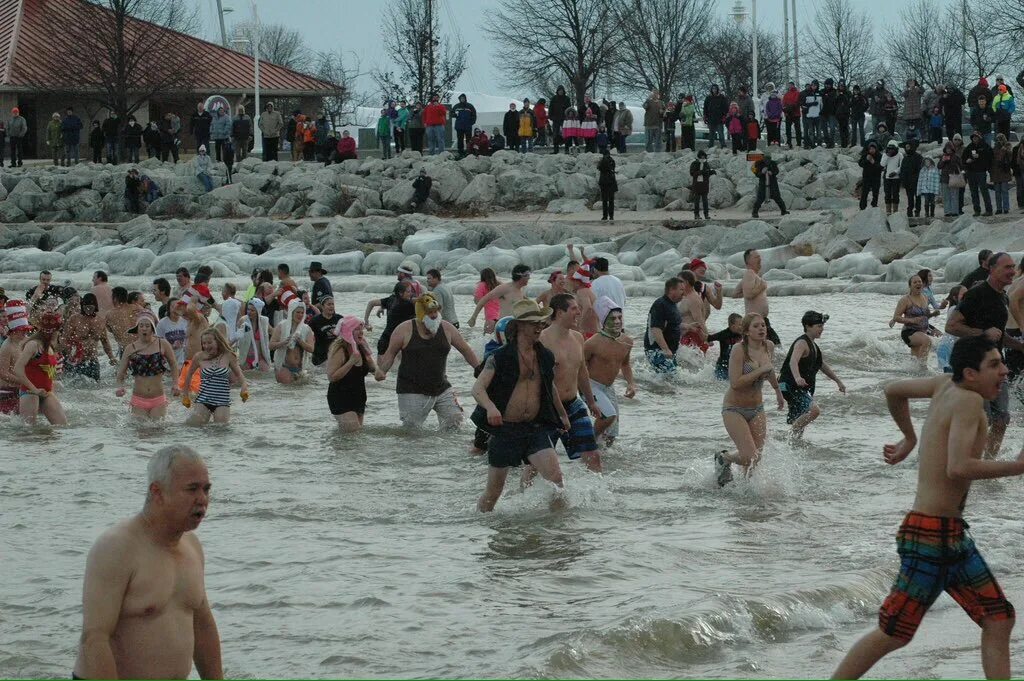 Крещенские купания в калмыкии год 2023. Крещение прорубь. Измайловский кремль купель. На какой праздник купаются зимой. Купание в проруби на крещение 2020.